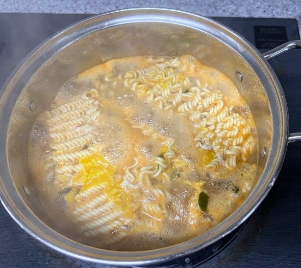 라면 맛있게 끓이는 법 중요한 물 맞추기 방법