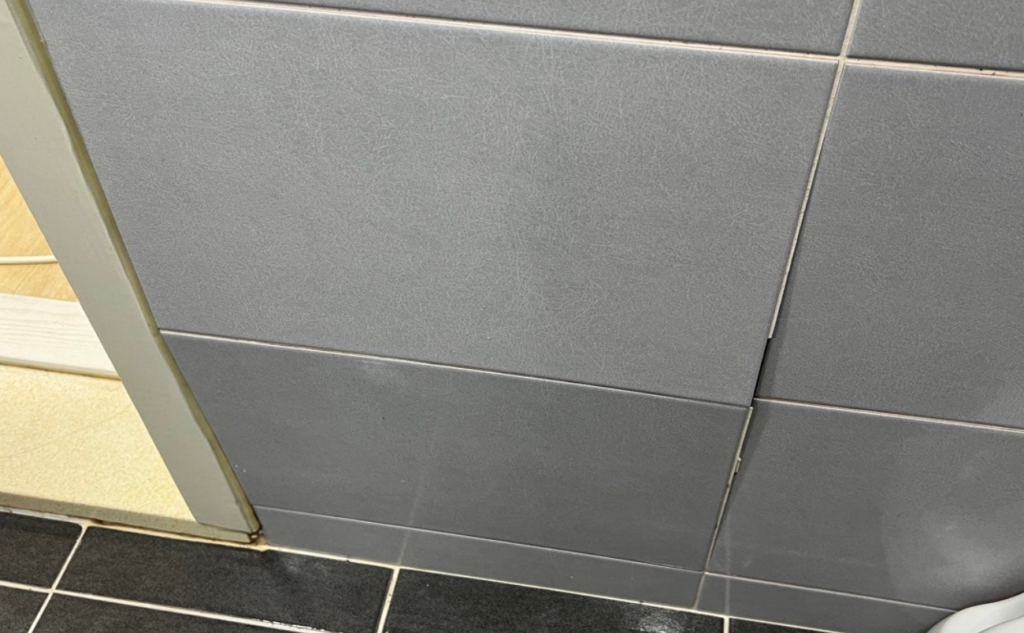 욕실 타일 깨짐 복원 보수 비용 테이프 셀프 교체